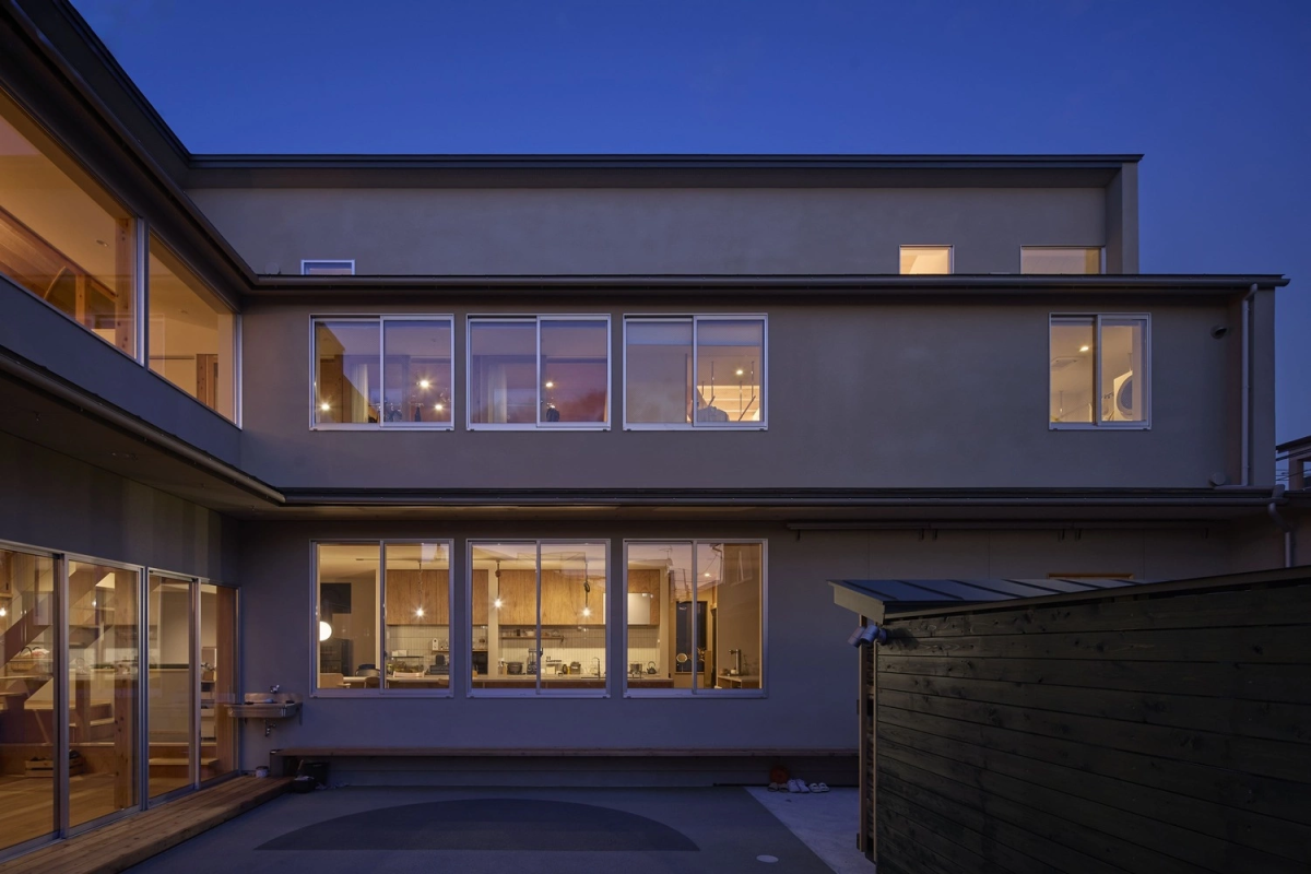 Nhà 103 m2 thiết kế sân thể thao trong nhà cho 5 người con